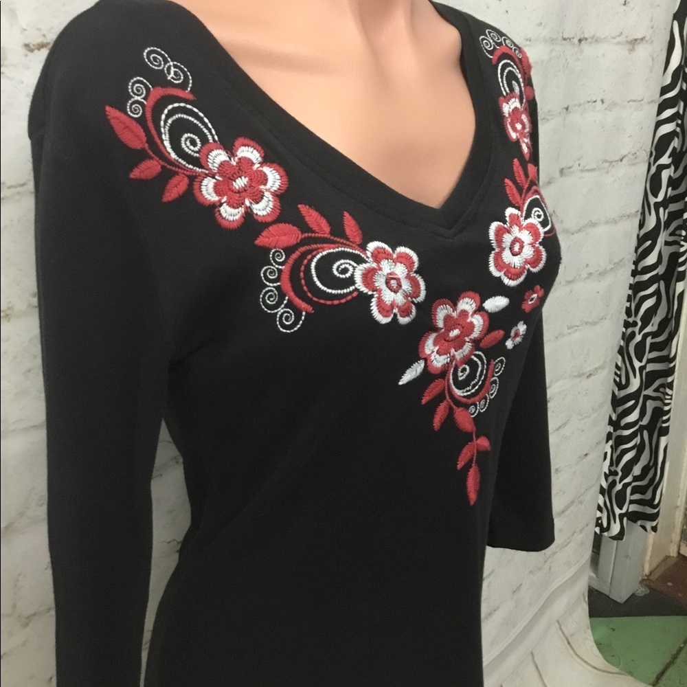 Embroidered blouse. - Picture 3 of 9